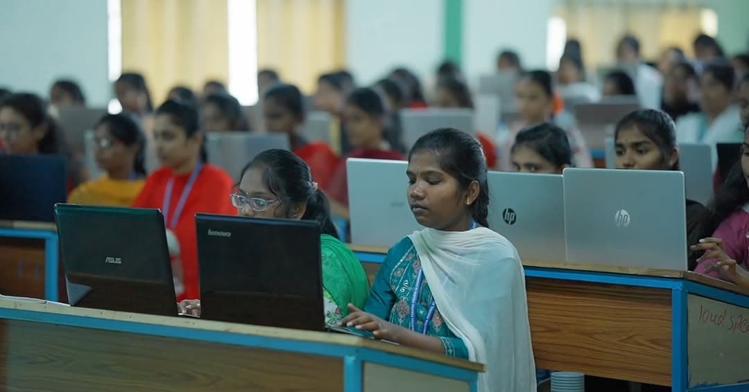 A full SVPP computer lab session with students on laptops